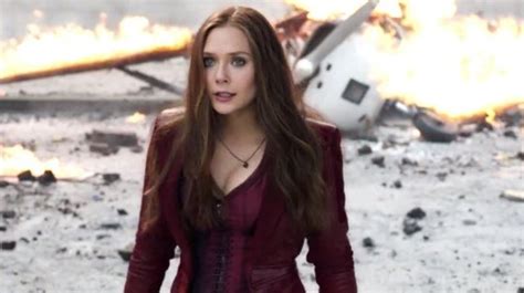 Elizabeth Olsen isn’t happy her boobs are on show in Avengers。